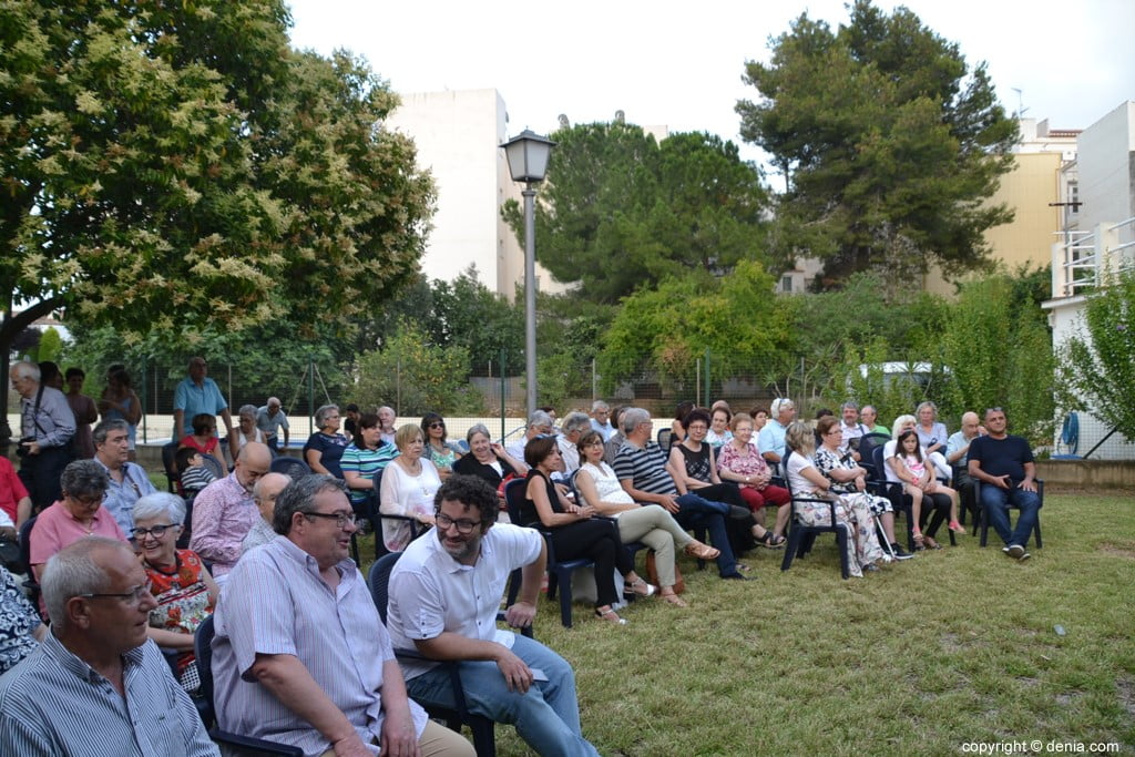 El jardín del Ayuntamiento de La Xara se convierte en el escenario de la investidura de Maite Pérez Conejero