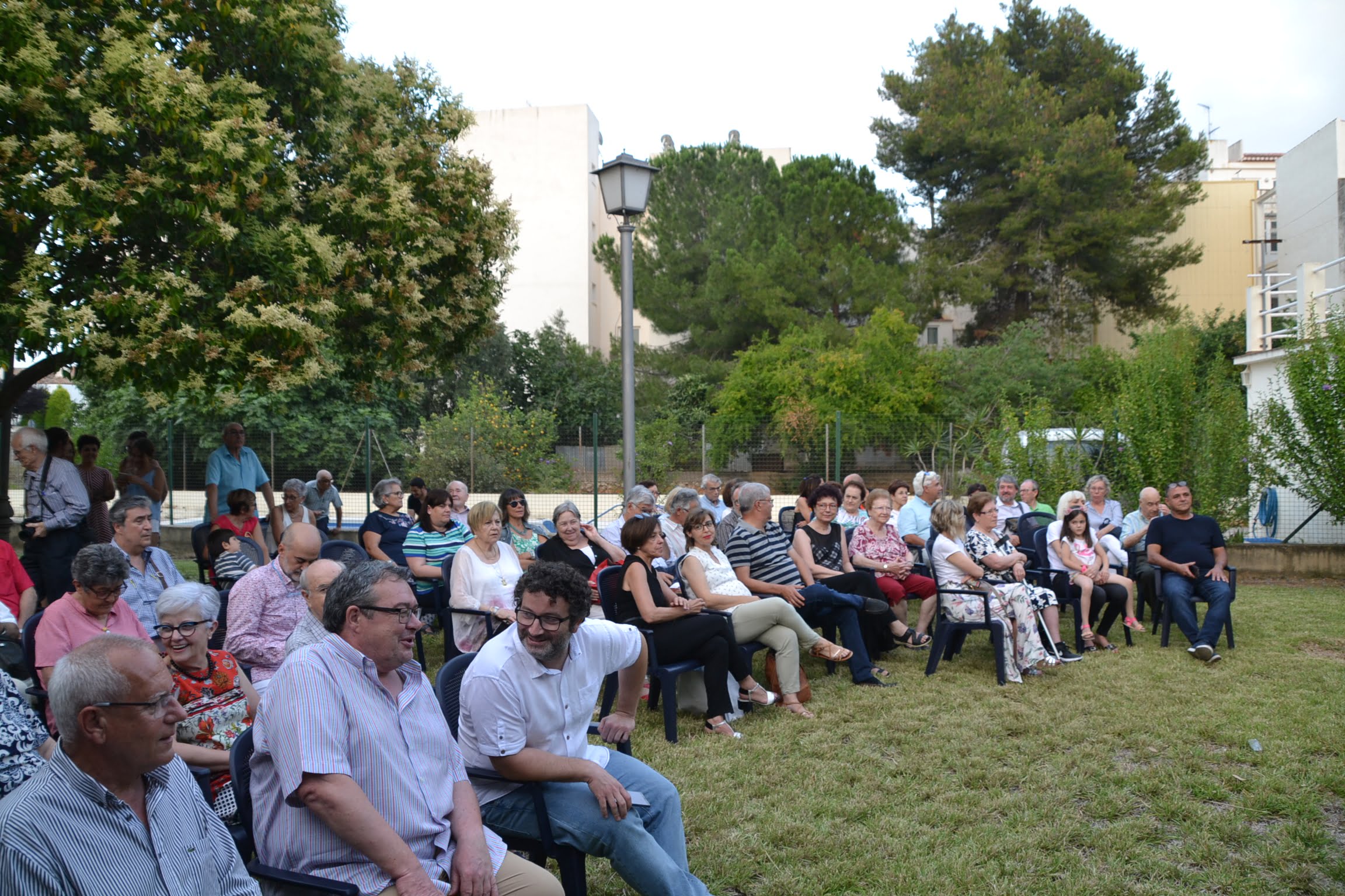 El jardín del Ayuntamiento de La Xara se convierte en el escenario de la investidura de Maite Pérez Conejero