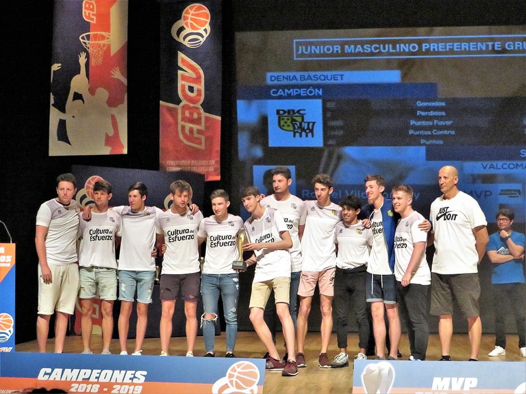 Galardón para los juniors del Dénia Básquet Club como campeones del Grupo C Preferente 1 entrega del trofeo a los juniors del denia basquet