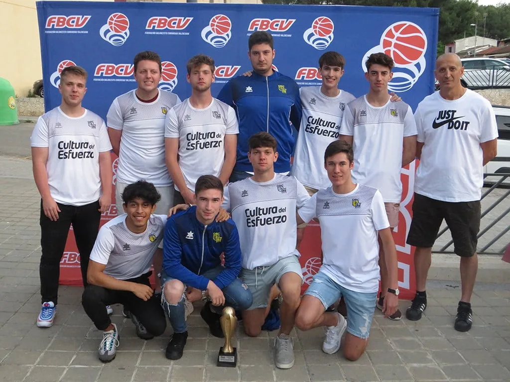 equipo junior del denia basquet en la entrega de trofeoa