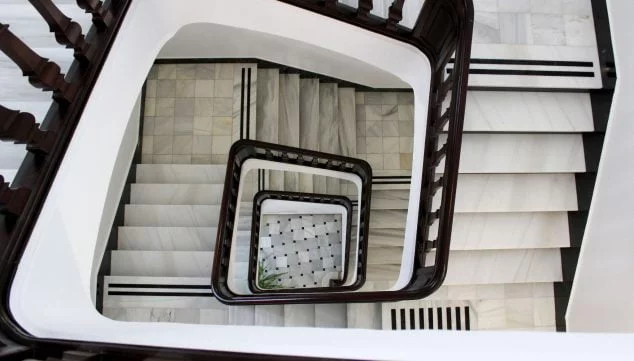 Imagen: Escalera de mármol original del edificio de la Biblioteca antes de la restauración