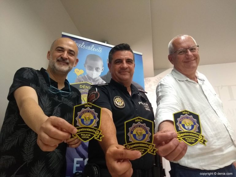 Schutzschilde der örtlichen Polizei von Dénia gegen Krebs bei Kindern