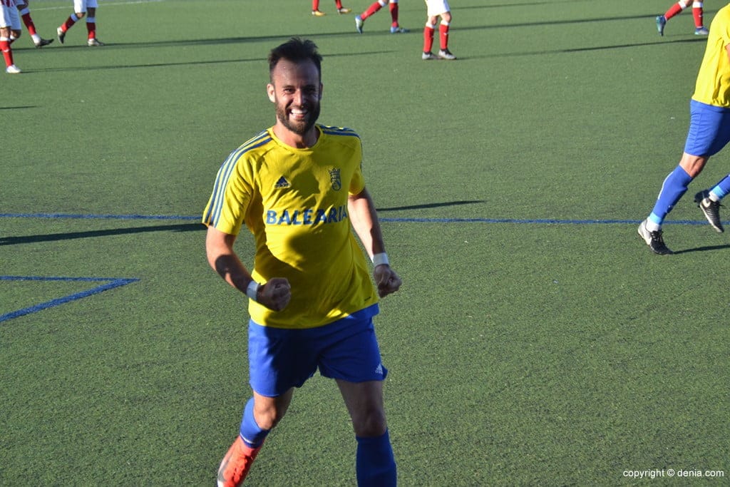 Insuficiente victoria del CD Dénia ante el Onda en su camino al ascenso (2-1) 4 guerrero celebrando su gol