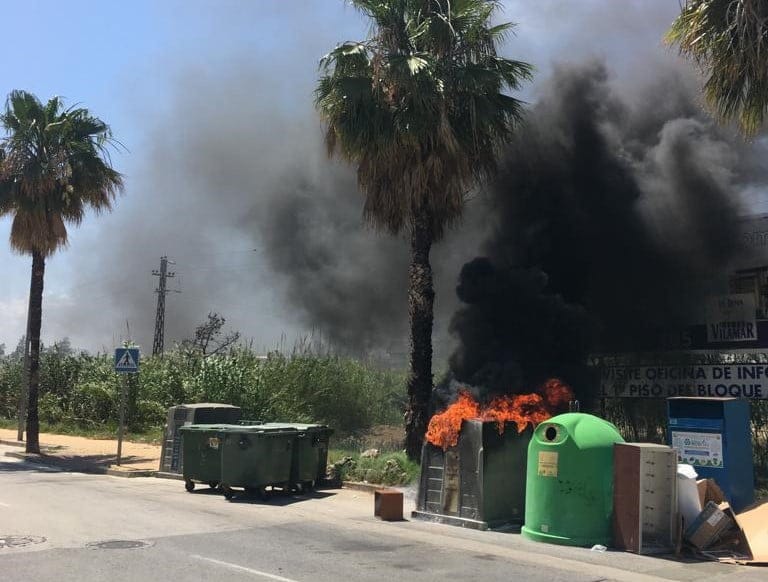 El incendio de un contenedor obliga a movilizar a efectivos del Parque Comarcal de Bomberos de Dénia 1 incendio de un contenedor en denia