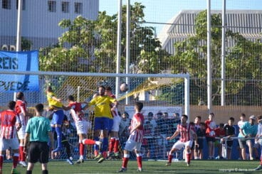 intento de remate de los delanteros dianenses