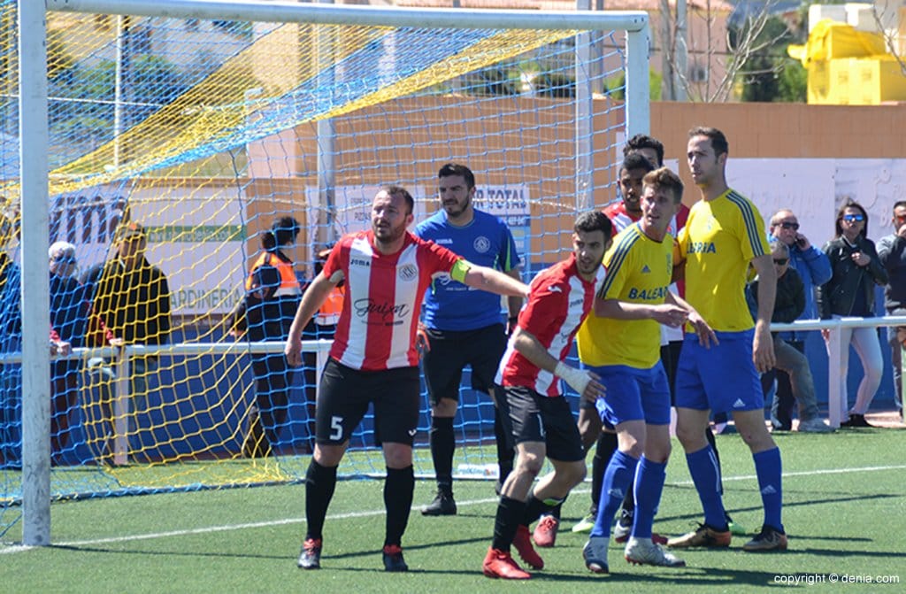 El CD Dénia-Recambios Colón de Copa del Rey se jugará el martes en Carcaixent 1 juagadores del cd denia al remate