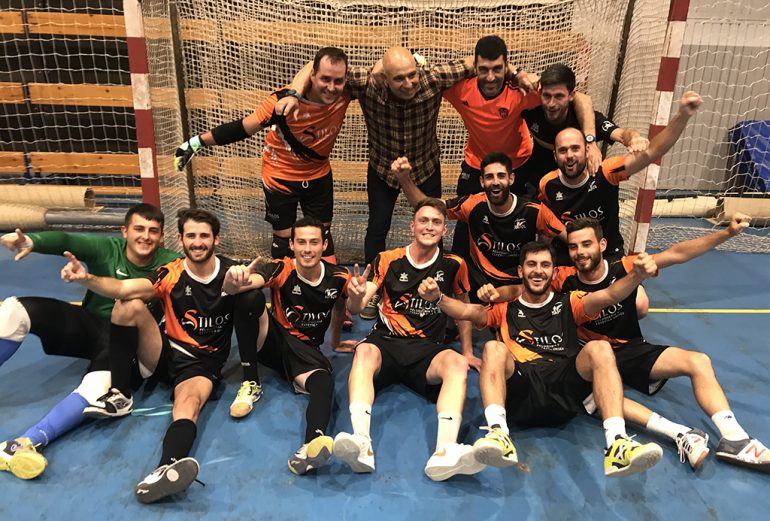 Jugadores del P. Stilos Ràfol celebrando el título de Copa