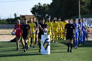 los equipos saltando al terreno de juego