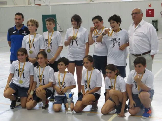 Acto de clausura de la Liga Local Benjamín y Alevín de baloncesto en Dénia 8 maristas alevin