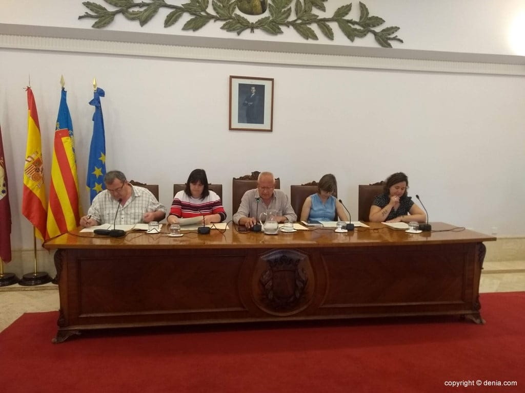 mesa presidencial del pleno en denia