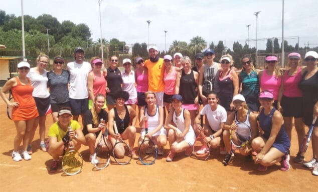 El Club Tenis Dénia celebró la gran fiesta de fin de curso de su escuela 6 miembros de la escuela de adultos
