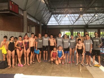 nadadores del club natacion denia tras el control de tiempos