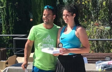 neus ramos con su trofeo