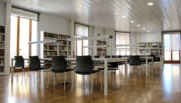 Biblioteca Municipal Juan Chabás de Dénia: horarios, servicios y salas de estudio 17 Imagen: Nuevas salas con conexión para aparatos y mobiliario renovado