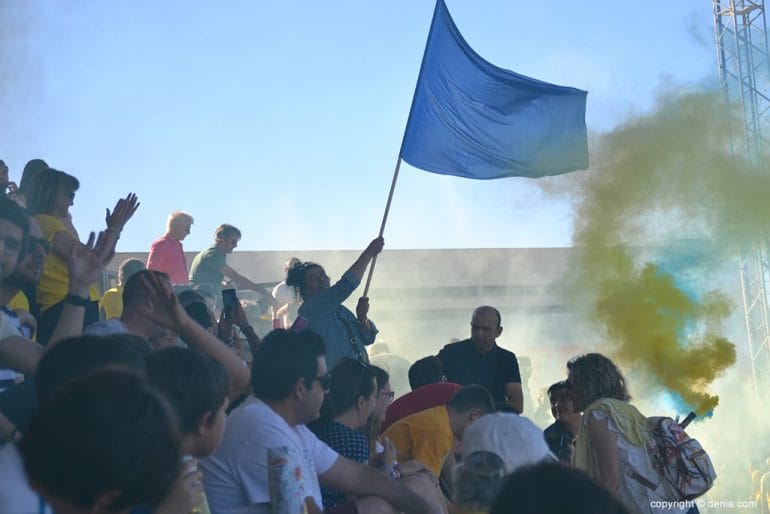 Ondeando la bandera