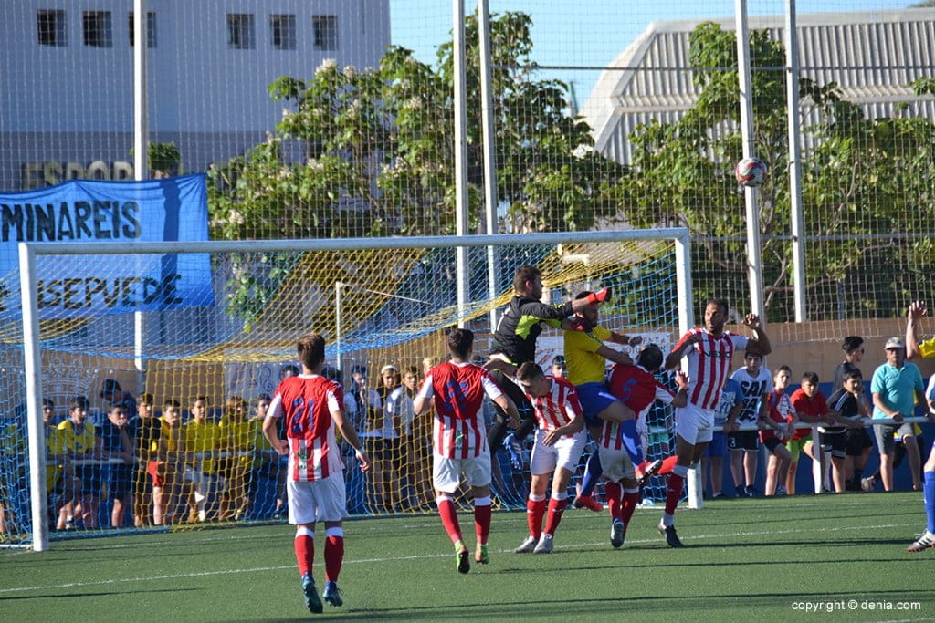 Insuficiente victoria del CD Dénia ante el Onda en su camino al ascenso (2-1) 1 poetero del onda despejando
