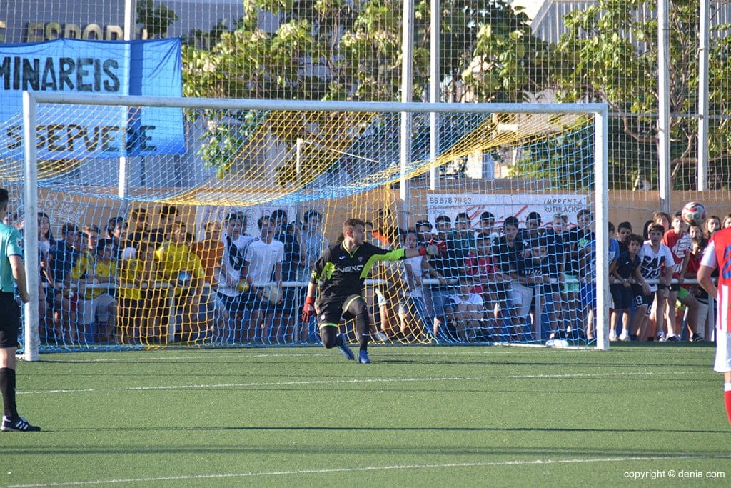 Insuficiente victoria del CD Dénia ante el Onda en su camino al ascenso (2-1) 2 portero del onda en el penalty