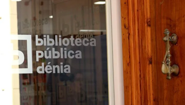 Biblioteca Municipal Juan Chabás de Dénia: horarios, servicios y salas de estudio 22 puerta entrada enviada por prensa ayto