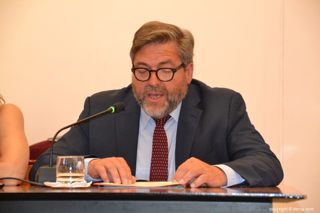 rafa carrio durante el pleno de investidura