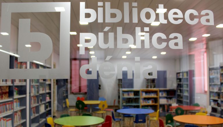 Sala de lectura infantil de la Biblioteca de Dénia, separada del hall por un cristal