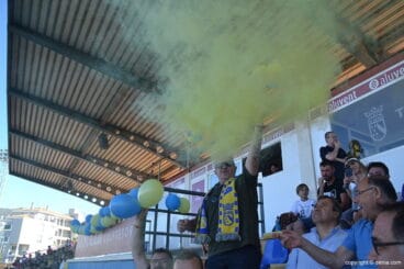 Seguidor dianense dando color a la grada