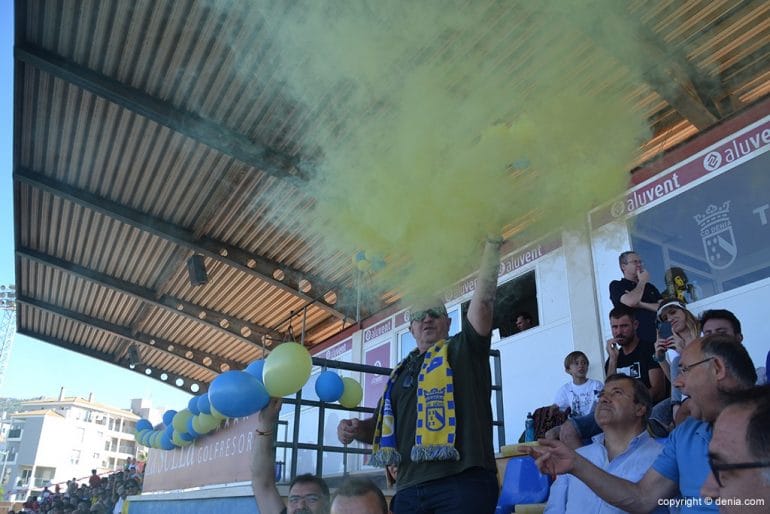 Seguidor dianense dando color a la grada