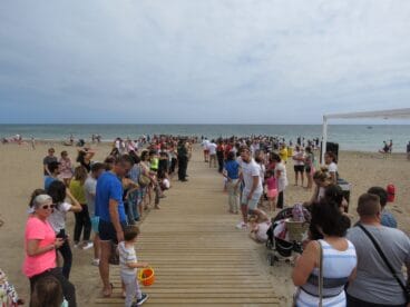 Suelta de tortugas en Playa Punta el Raset