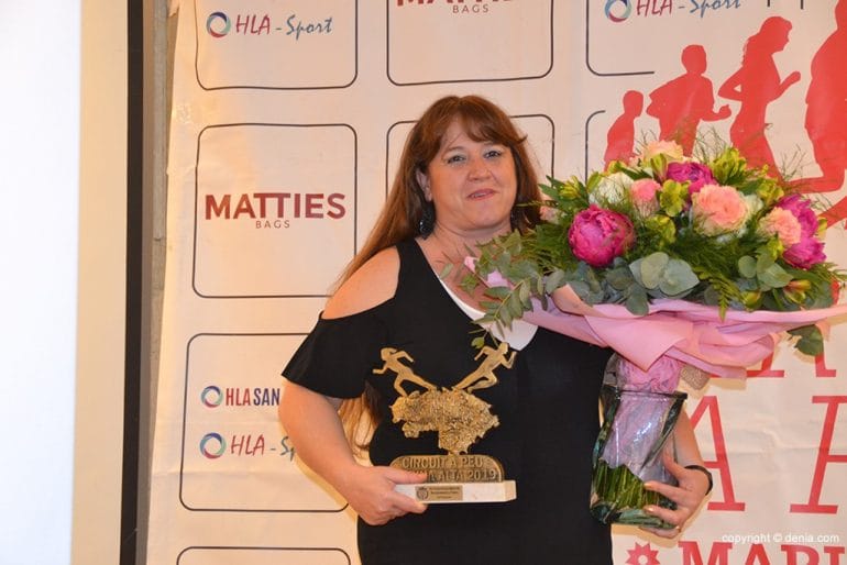 Toñi Buigues con el ramo de flores