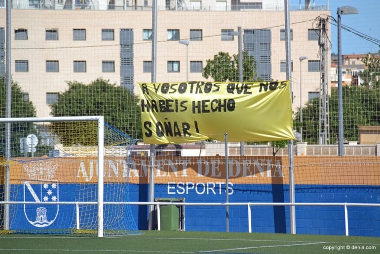 Una pancarta de ánimo
