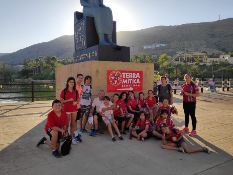 Viaje a Terra Mítica de los alumnos de la escuela de deportes náuticos