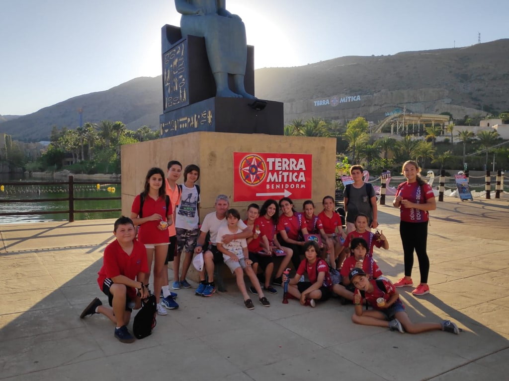 Viaje a Terra Mítica de los alumnos de la escuela de deportes náuticos
