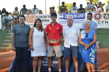 campeon con autoridades