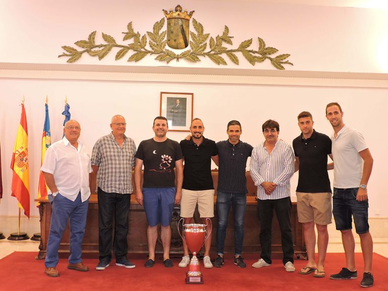 Capitanes del CD Dénia con el trofeo y autoridades