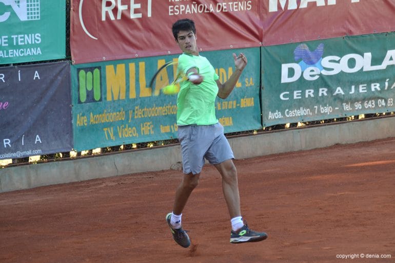 Carlos Alcaraz golpeando de derecha