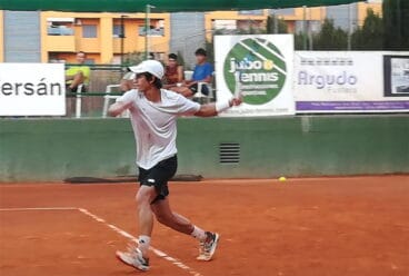 carlos sanchez jugando un punto