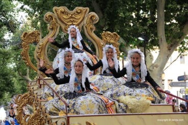 Carrozas Dénia 2019 – Bellea del Foc Infantil de Alicante y corte de honor