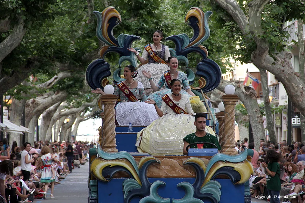 carrozas denia 2019 fallera major y corte de honor