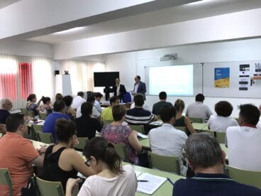 casi 50 personas asisten al curso de la uned y el colegio de economistas