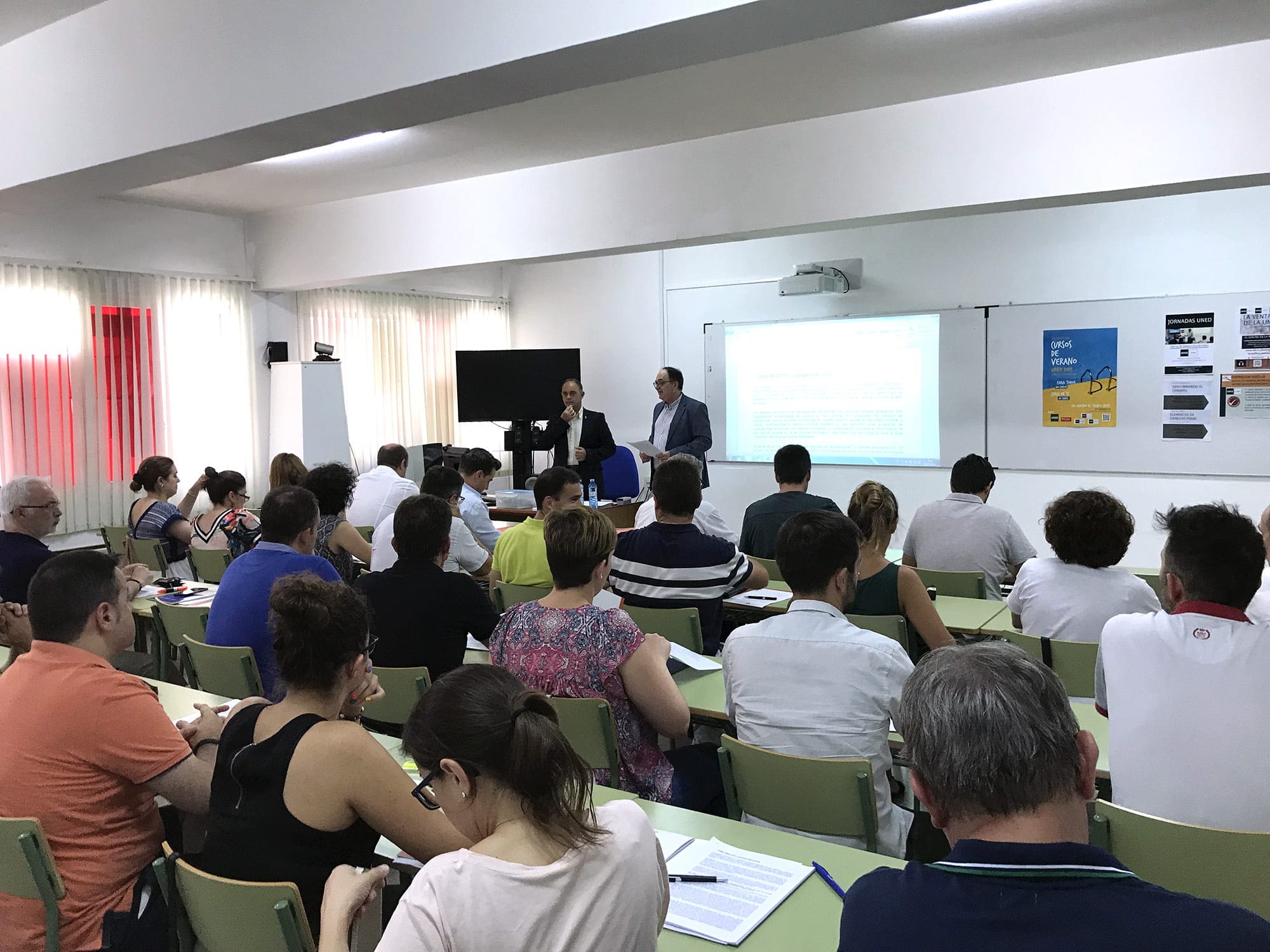 casi 50 personas asisten al curso de la uned y el colegio de economistas