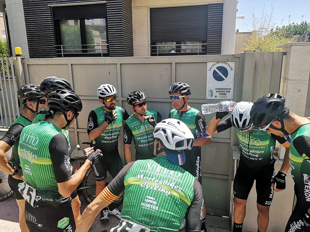 ciclistas del vito ucmontgo refrescandose