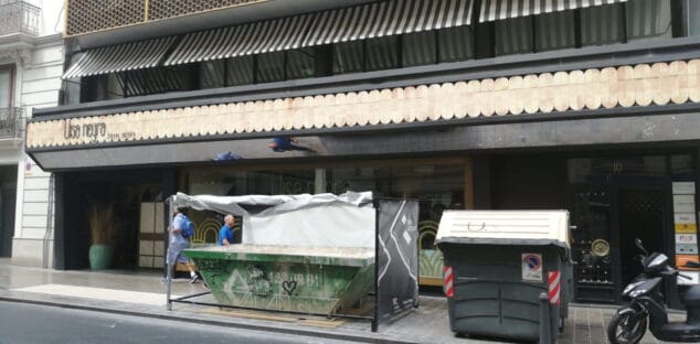 contenedores frente al restaurante de quique dacosta en valencia