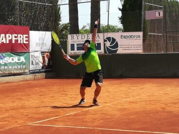 Dani Barreto sacando