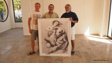 El artista Joan Castejón junto a su nueva obra