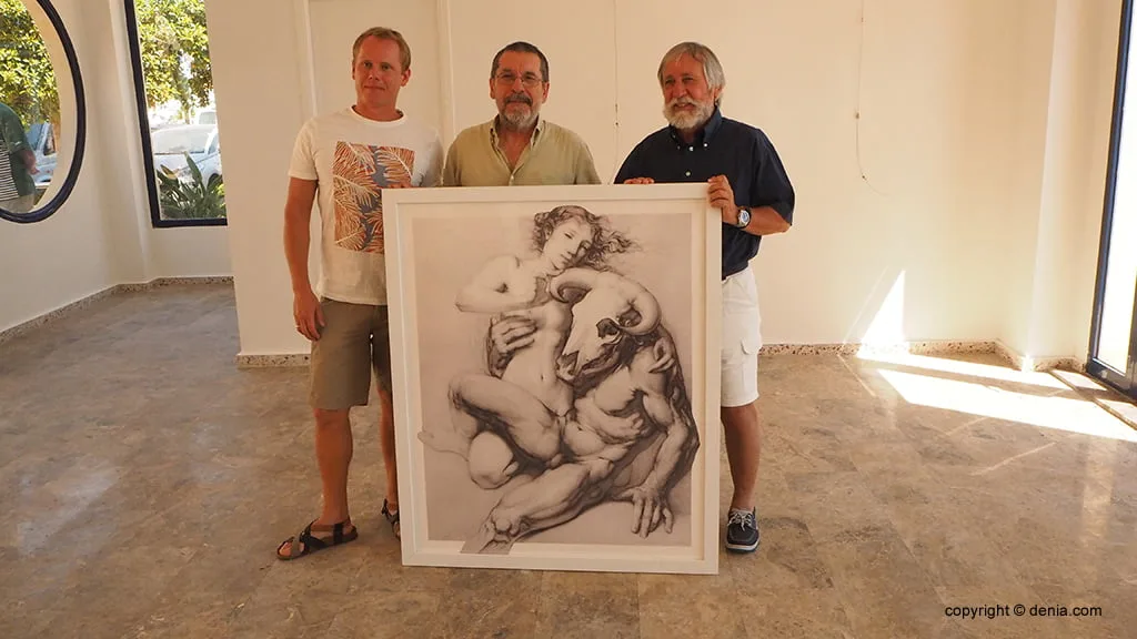 Joan Castejón busca "acercar el arte a todos los niveles de la sociedad" en su exposición en la Marina de Dénia 3 el artista joan castejon junto a su nueva obra
