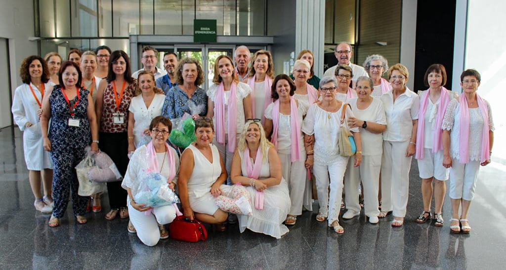 El Colegio de Enfermería de Alicante dona al Hospital de Dénia las "Almohadas con Corazón" 1 el hospital de denia recibe llos cojines con corazon como donacion
