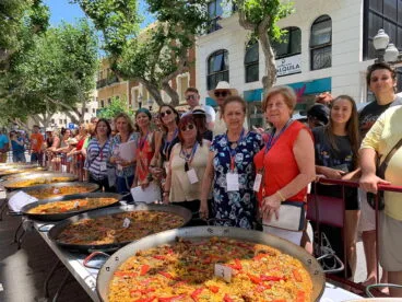 el jurado posa ante las paellas a evaluar