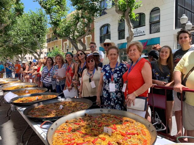 el jurado posa ante las paellas a evaluar