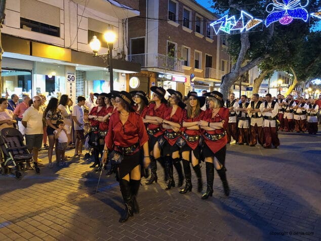Les filaes calientan en la entraeta festera de Moros y Cristianos 11 entraeta corsaria de moros y cristianos