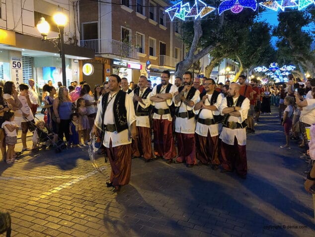 Les filaes calientan en la entraeta festera de Moros y Cristianos 8 entraeta de moros de fiestas