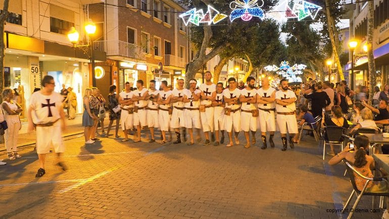 Entraeta festera de Cristianos por calle Campo